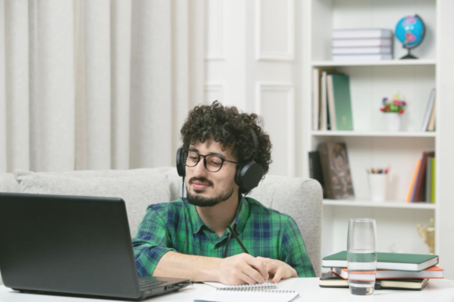 Étudiants travaillant sur des analyses financières
